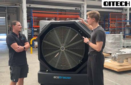 Christopher Schadt und Milan von dem Bussche mit ecoBreezer® 300M-Verdunstungskühler in der QiTech-Produktionshalle