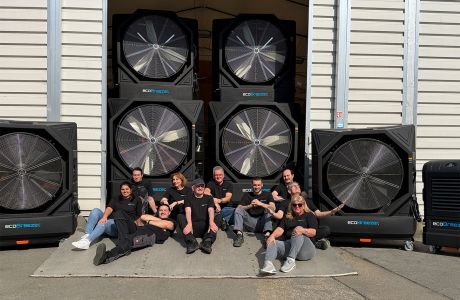 Das ecoBreezer®-Team vor verschiedenen mobilen Verdunstungskühlgeräten auf dem Betriebsgelände von GS MIET GmbH