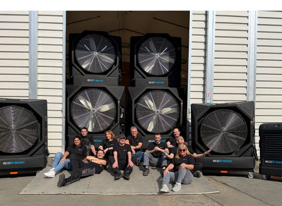 Das ecoBreezer®-Team vor verschiedenen mobilen Verdunstungskühlgeräten auf dem Betriebsgelände von GS MIET.