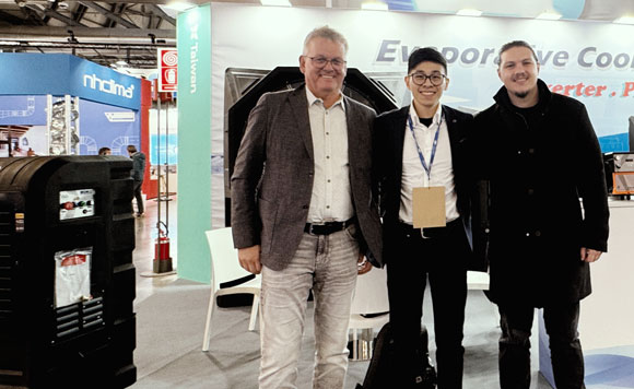 Gernot Schadt und Christopher Schadt mit internationalem Partner auf der MCE Mailand am Messestand für Verdunstungskühlung